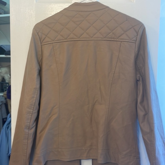 Is in very good condition. Size LG if it on I am to me I running M - Picture 3 of 3